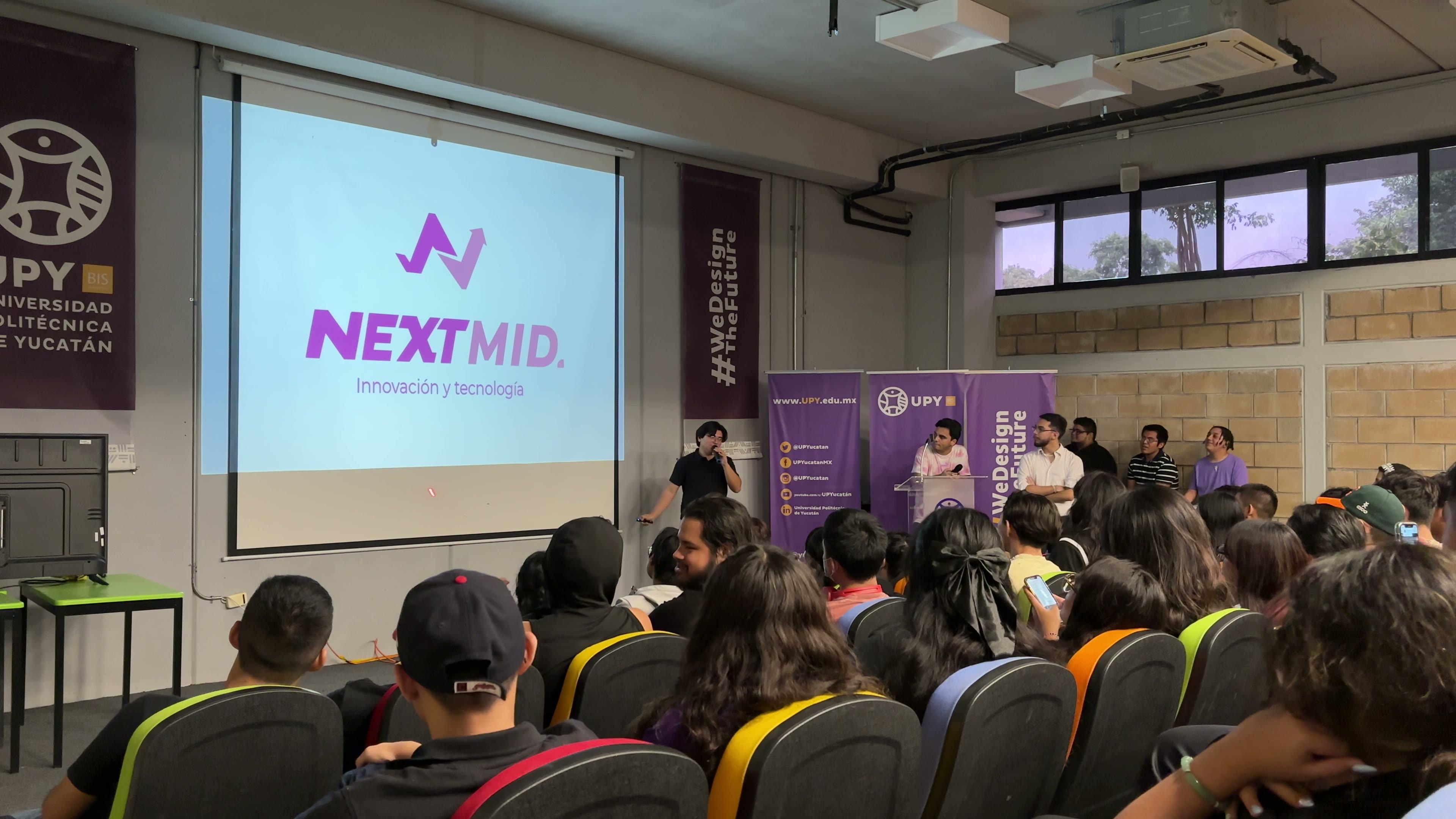 Mauricio Pacheco Lizama presentando NextMID en conferencia en la UPY
